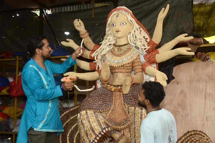 প্রতিমা তৈরিতে শুকনো ফুলফল ব্যবহার, পরিবেশ সচেতনতার বার্তা দিতে উদ্যোগ বাংলার শিল্পীর