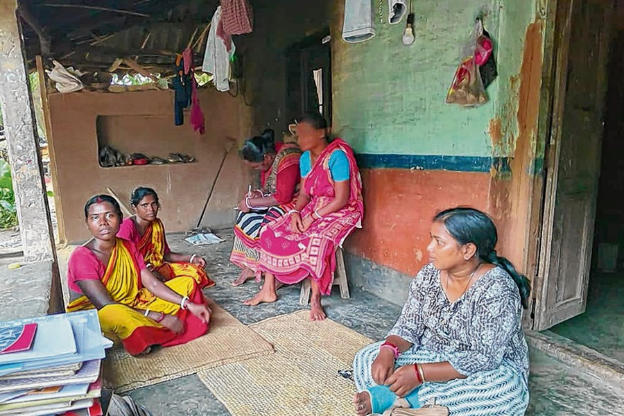 জলই শক্তি! একা ‘দুর্গা’ লীলাবতীর লড়াই পথ দেখিয়েছে ঝাড়গ্রামের নারীদের
