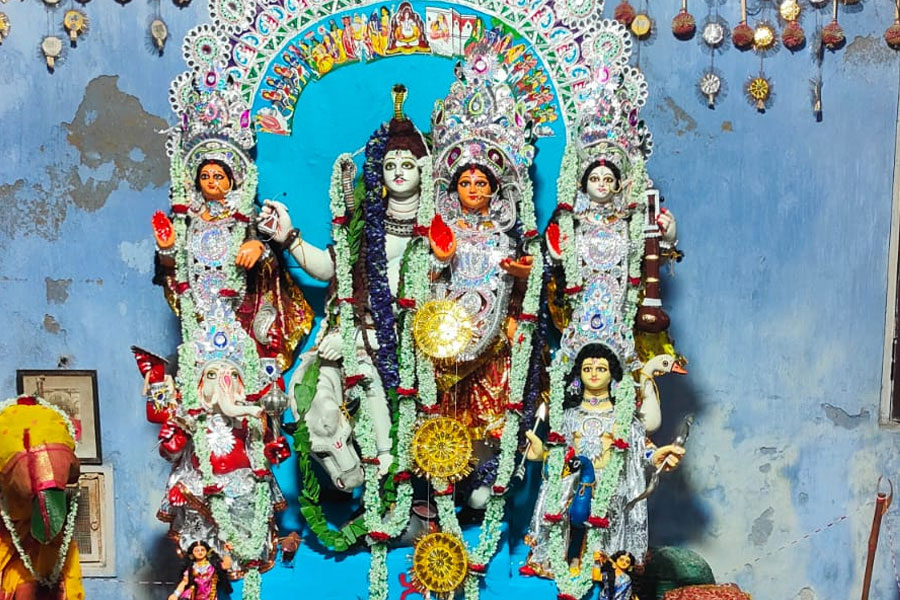 অসুরদলনী নন, বরানগরের দত্তবাড়িতে ২৫২ বছর ধরে মেয়ে-জামাই রূপে আসছেন দুর্গা-শিব