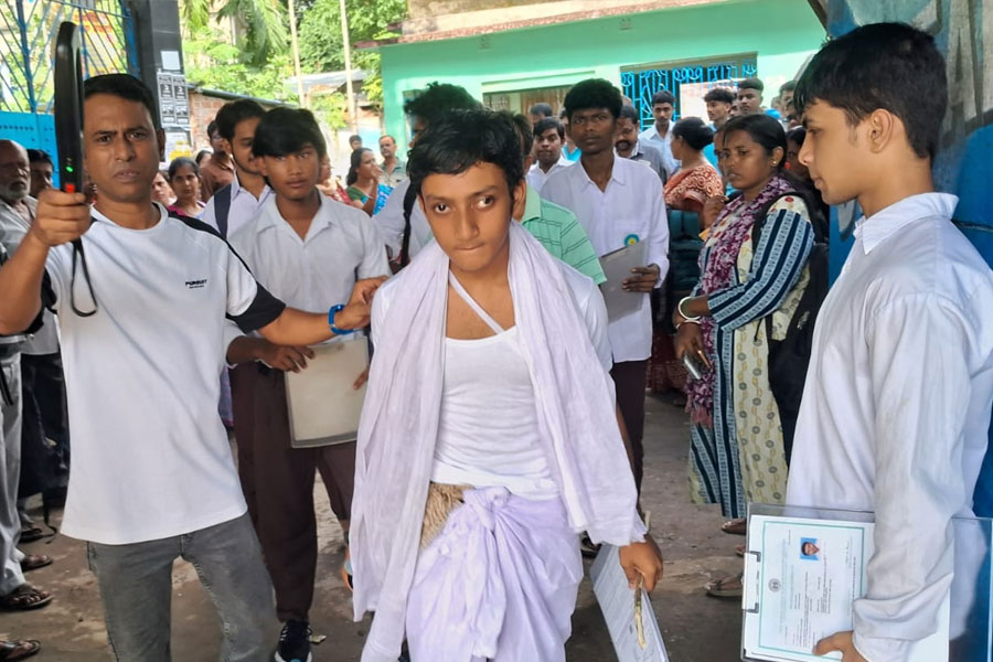 ‘বাবার স্বপ্ন পূরণ করতেই হবে’, পিতৃহারা হওয়ার পরদিনই উচ্চমাধ্যমিক পরীক্ষায় বসল পড়ুয়া