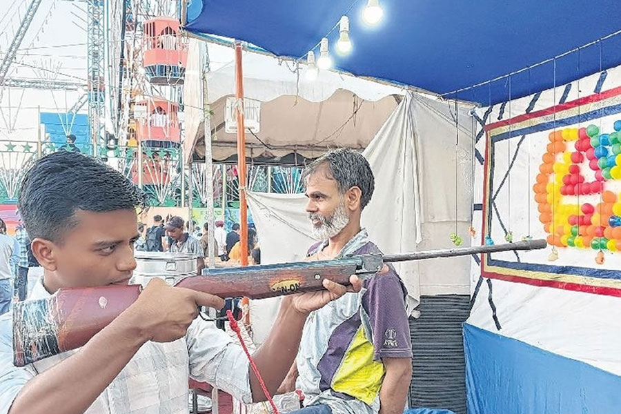 দুর্গাপুজো কেবল আরাধনা নয়, কয়েক দিনের উৎসব প্রভাব ফেলে সারা বছরের অর্থনীতিতে