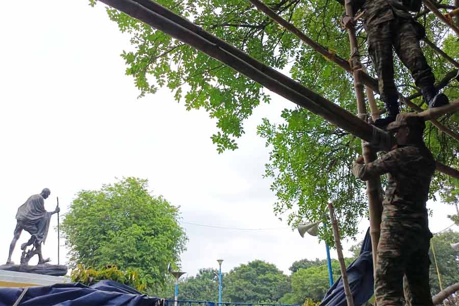 ধর্মতলায় তৃণমূলের ‘ভাষা আন্দোলন’ মঞ্চ খুলল সেনা, তুঙ্গে তরজা