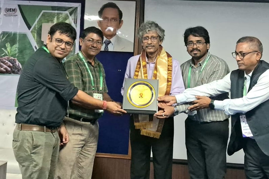 বর্জ্য গিলে খাচ্ছে পৃথিবীকে! সমাধানের পথ বাতলে পুরস্কৃত ৩ গবেষক