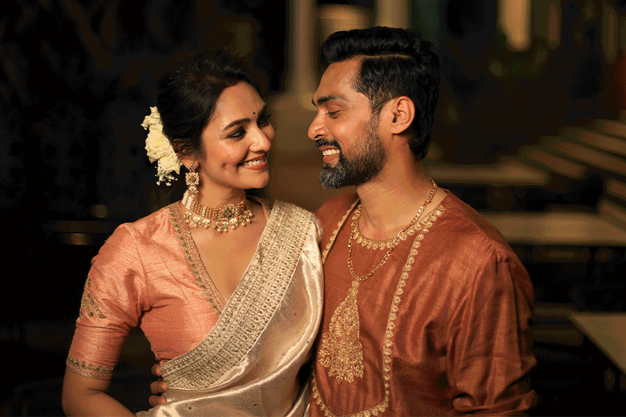 পুজোর সাজে গঙ্গাবক্ষে ‘রোম্যান্সে মজলেন’ শিল্টন-সুস্মিতা