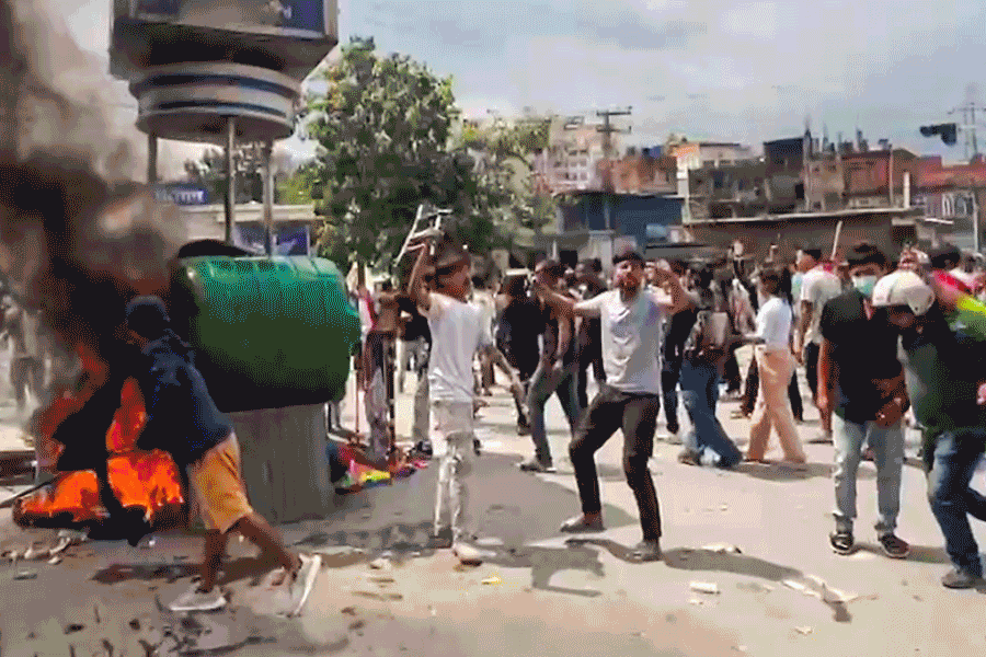 নেতা-মন্ত্রীদের মার, রাজপথে তাণ্ডব, ছবিতে গল্প অগ্নিগর্ভ নেপালের