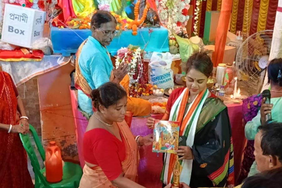 পড়ুয়াদের নৈতিক চরিত্র ফেরাতে পুজোর আগে গীতা দান নিউটাউনের গৃহবধূর