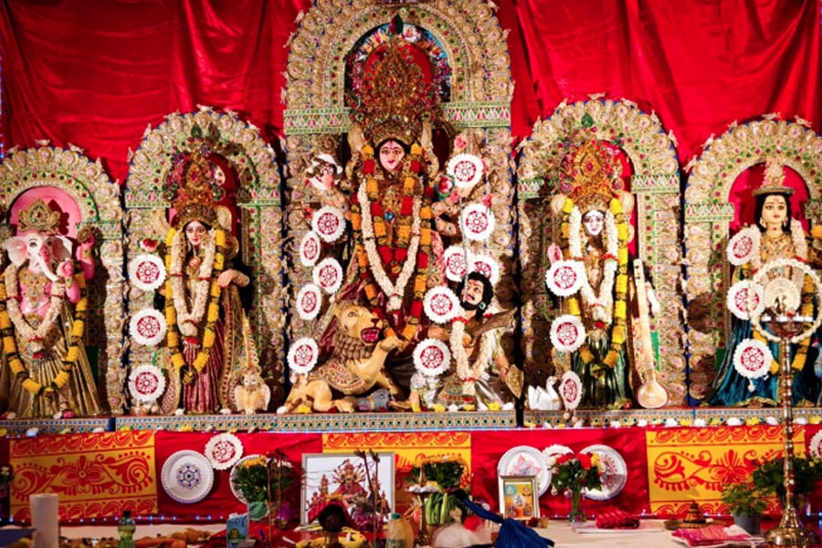 সন্ধিপুজো থেকে সন্ধ্যার জলসা, প্রবাসী বাঙালি ‘১০ হাতে’ই দুর্গাপুজো করে জার্মানির এই শহরে