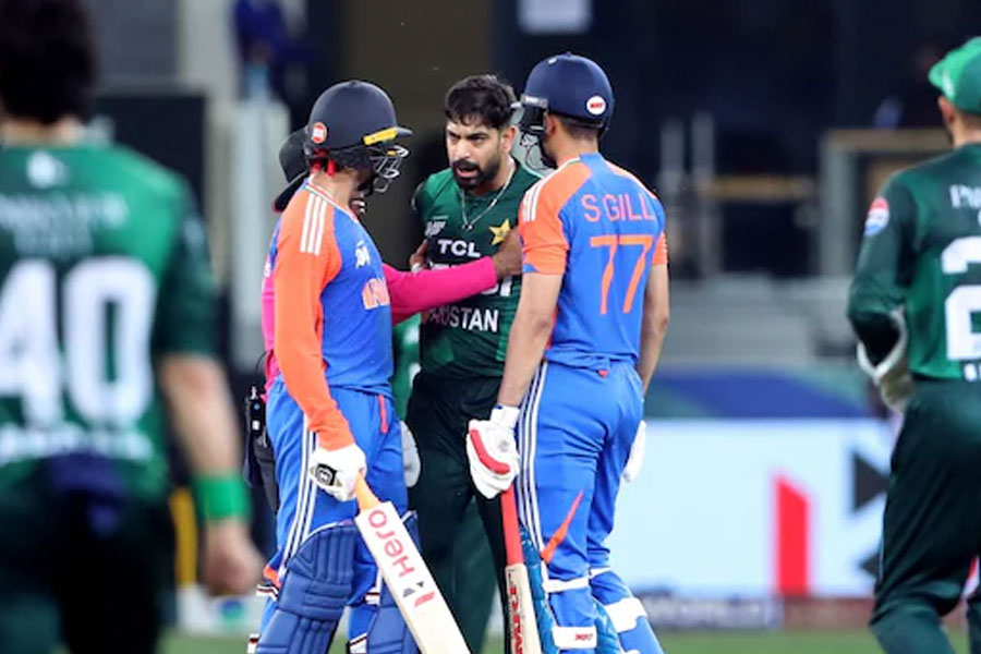 ‘যা, বল নিয়ে আয়’, মাঠেই পাক বোলারদের সঙ্গে বচসা! পাকিস্তানকে ‘সহবৎ’ শেখালেন গিলরা