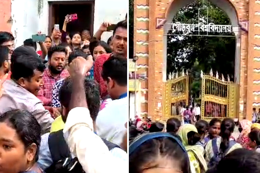 ভর্তির ফি কমানোর দাবি ঘিরে তুলকালাম গৌড়বঙ্গ বিশ্ববিদ্যালয়ে, জাতীয় সড়ক অবরোধ পড়ুয়াদের