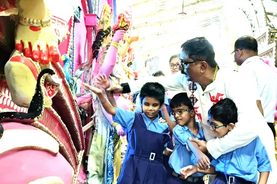 চোখের আলোয়…মৃন্ময়ী মূর্তি ছুঁয়ে দেবীদর্শন হুগলির দৃষ্টিহীন কচিকাঁচাদের!