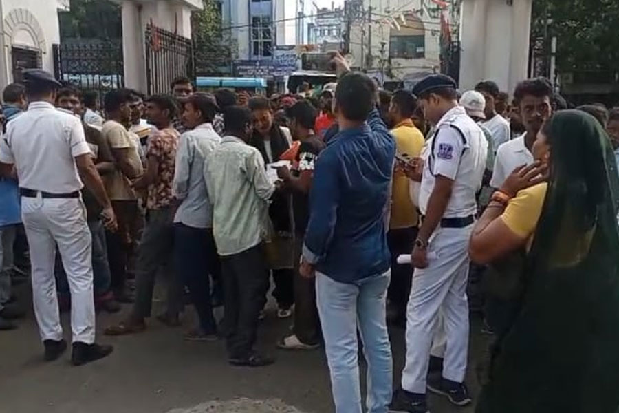 মজুরি বৃদ্ধির দাবি, বিনা অনুমতিতে জেলাশাসকের অফিসে বিক্ষোভ  হাওড়া পুরকর্মীদের, মামলা করল পুলিশ