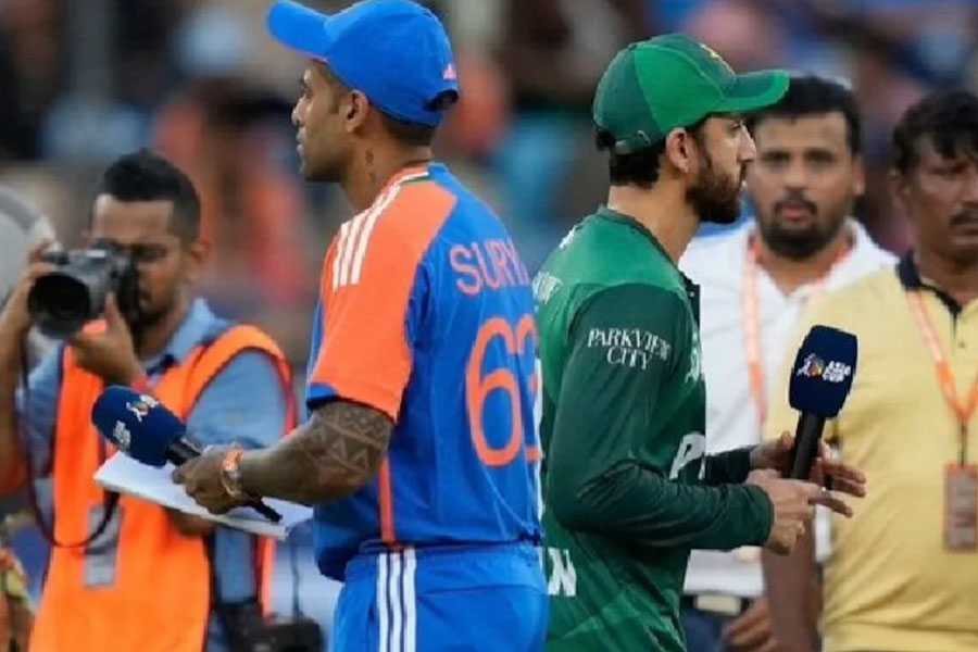 পাকিস্তানের সঙ্গে ‘নো- হ্যান্ডশেক’, কোনও খেলাই জীবনের জ্বলন থেকে দূরে নয়