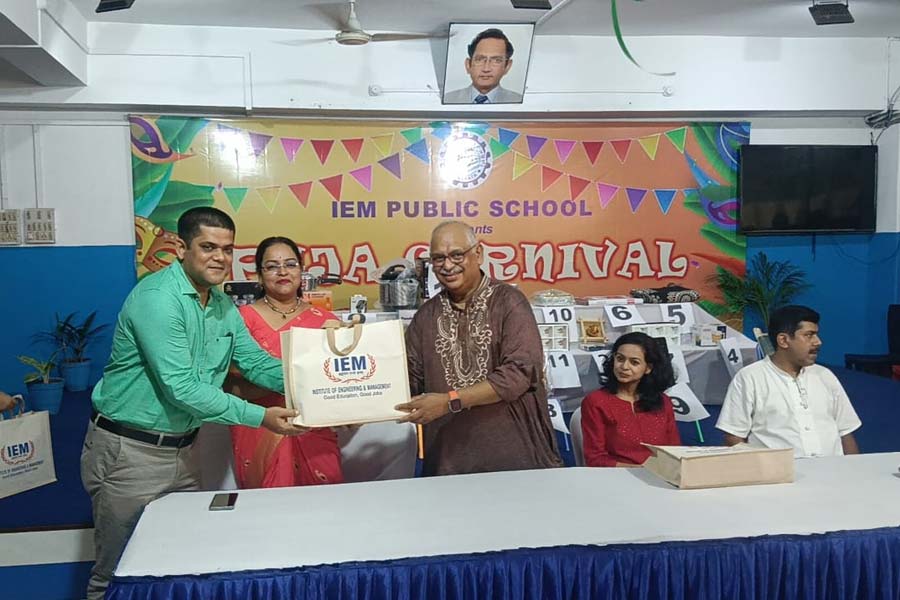 আইইএম পাবলিক স্কুলে জমজমাট পূজা কার্নিভ্যাল, মেতে উঠলেন শিক্ষার্থী ও অভিভাবক