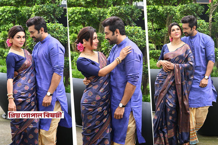 লাল-সাদা নয়, চিরাচরিত প্রথা ভেঙে অষ্টমীর জমকালো সাজে জয়া-জীতু