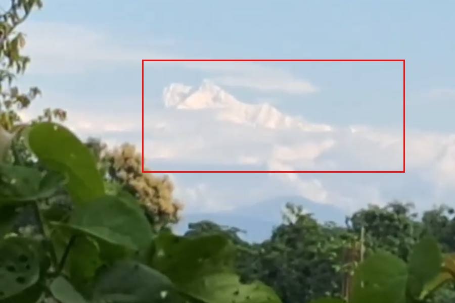 জলপাইগুড়ি থেকে কাঞ্চনজঙ্ঘা দর্শন! প্রকৃতির ‘উপহার’ দেখে উচ্ছ্বসিত বাসিন্দারা