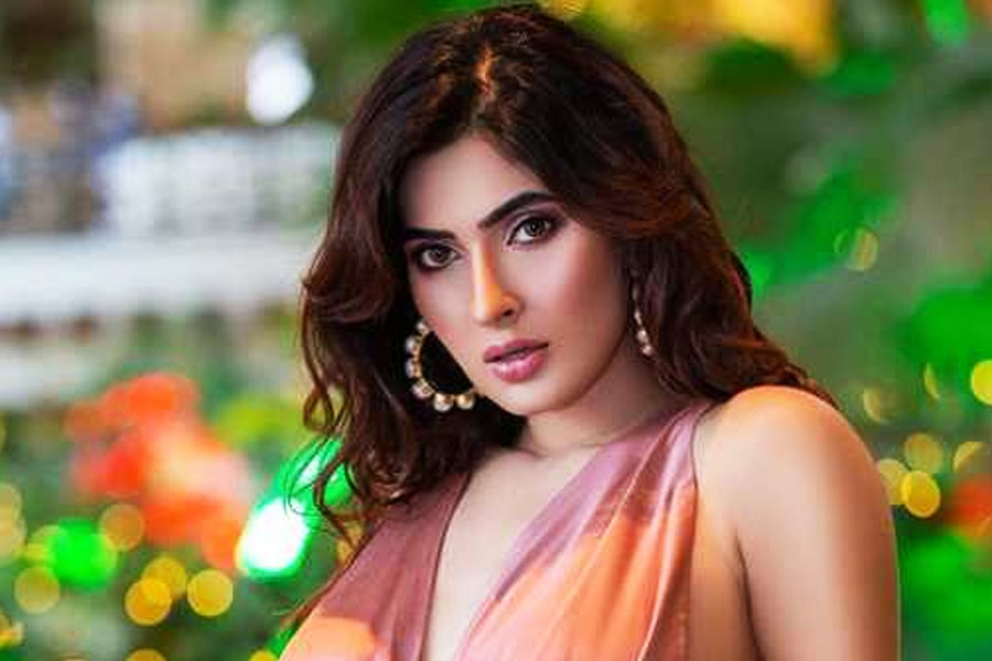 চলন্ত লোকাল ট্রেন থেকে ঝাঁপ জনপ্রিয় অভিনেত্রীর! হাসপাতালে ‘রাগিনি এমএমএস’-এর করিশ্মা