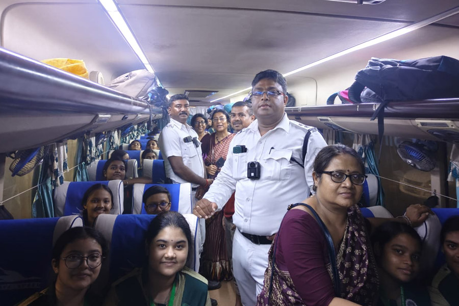 জলমগ্ন শহরে আটকে বেলুড়ের ৫০ ছাত্রী, ত্রাতার ভূমিকায় কলকাতা পুলিশ