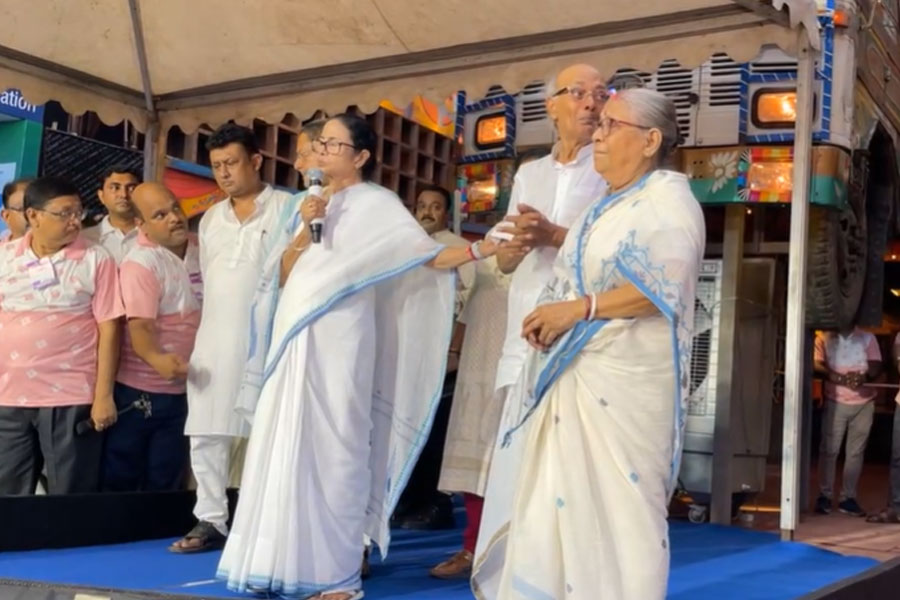 ‘পাশে আছি’, পুজো উদ্বোধনের মাঝেই পহেলগাঁও হামলায় নিহত বিতানের বাবা-মাকে আশ্বাস মমতার
