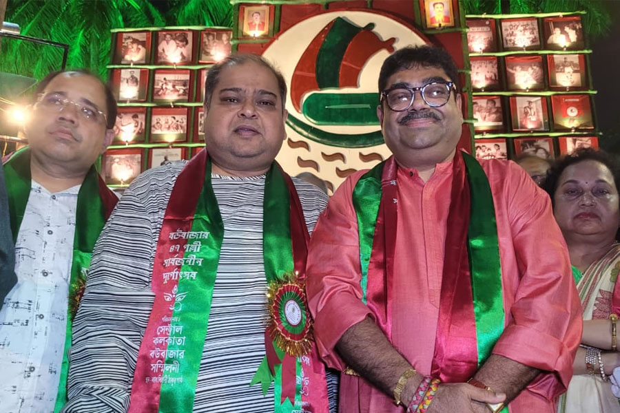 দুর্গা‌পুজোর থিমে মোহনবাগান! বউবাজারের ৪৭ পল্লীর উদ্বোধন সৃঞ্জয়-দেবাশিসের হাত ধরে