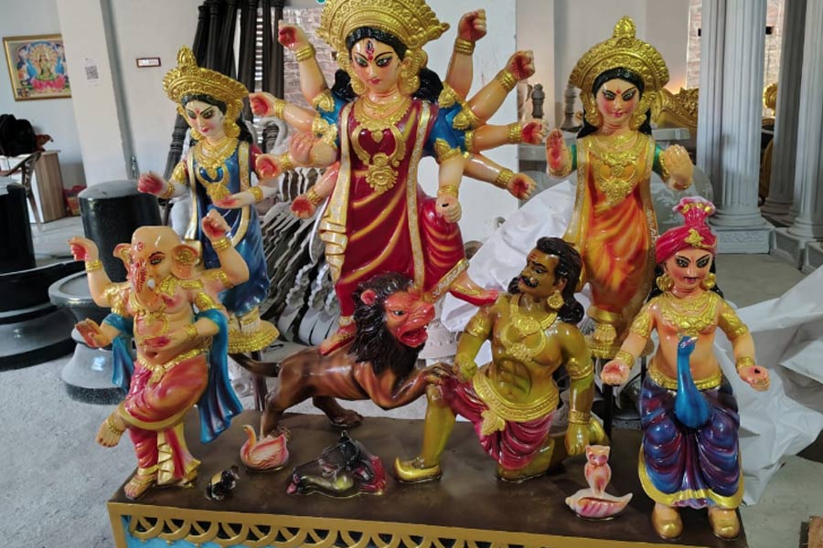 তিলে তিলে তৈরি দশভুজা, দীর্ঘ বিমানযাত্রায় দত্তপুকুর থেকে ইউরোপে ফাইবারের দুর্গা