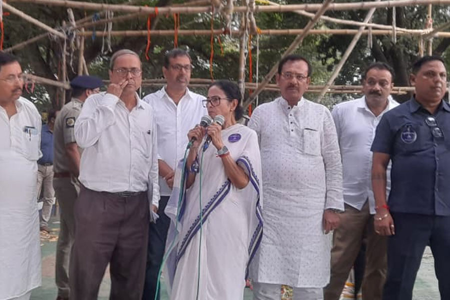মেয়ো রোডের তৃণমূলের ‘ভাষা আন্দোলনে’র মঞ্চ খোলার প্রতিবাদ, মঙ্গলে রাজ্যজুড়ে কর্মসূচির ডাক মমতার