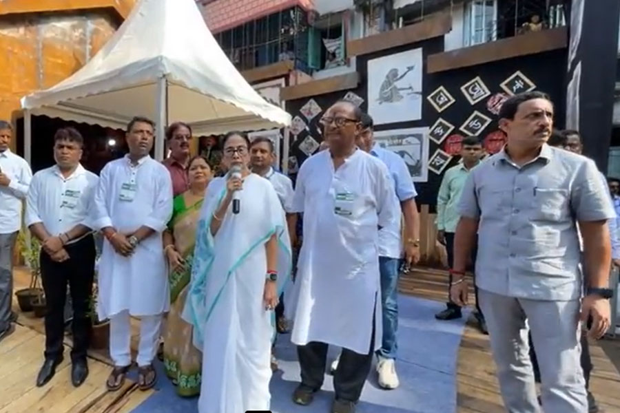 ২ লক্ষ টাকা, চাকরি! জমা জলে বিদ্যুৎস্পৃষ্ট হয়ে মৃতদের পরিবারের জন্য বড় ঘোষণা মমতার