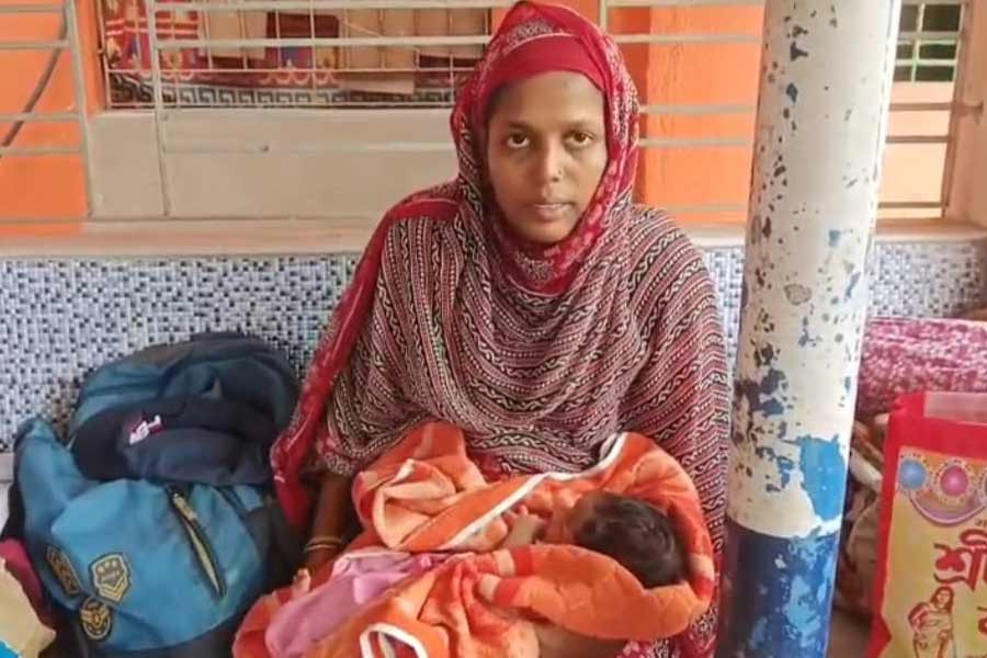 শিক্ষিকা হওয়ার স্বপ্ন, ৩ দিনের সন্তানকোলে  SSC পরীক্ষাকেন্দ্রে ডায়মন্ড হারবারের বধূ
