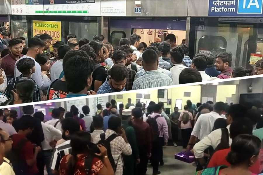 সকাল পেরিয়ে সন্ধ্যাতেও ‘মেট্রো যন্ত্রণা’, পরিষেবা ‘স্বাভাবিক’ হলেও উঠতে পারছেন না যাত্রীরা
