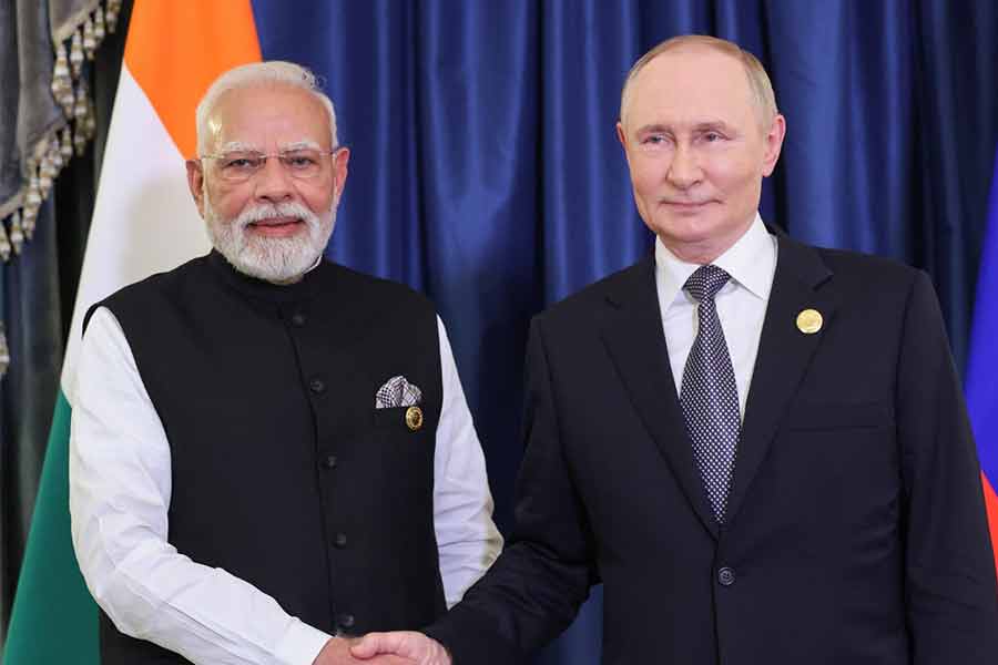 ট্রাম্পের চোখরাঙানি এড়িয়ে বিপুল ‘লক্ষ্মী’ ঘরে! রুশ তেল কিনে কত লাভ ভারতের?