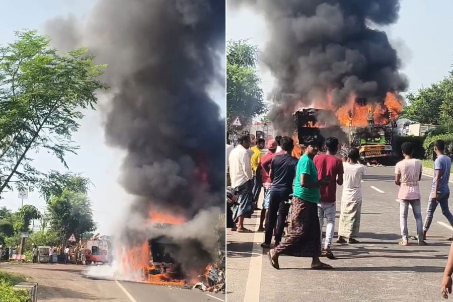 মালবোঝাই ২ লরির মুখোমুখি সংঘর্ষে দাউদাউ আগুন, সাগরদিঘিতে পুড়ে মৃত্যু চালকের