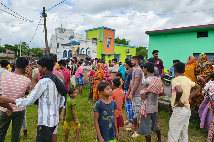 সম্পত্তির লোভে মুর্শিদাবাদে মাকে পিটিয়ে ‘খুন’ ছেলের, সঙ্গী স্ত্রী ও শাশুড়ি?
