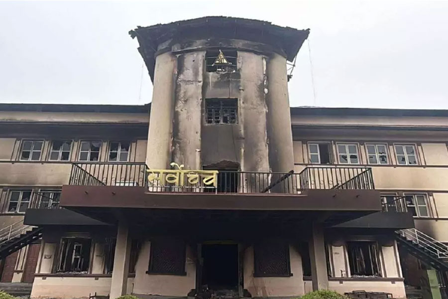 বিপ্লবের আগুনে ছাই ৬২ হাজার নথি! পোড়া সুপ্রিম কোর্টের সামনে তাঁবু খাটিয়ে কাজ শুরু নেপালে