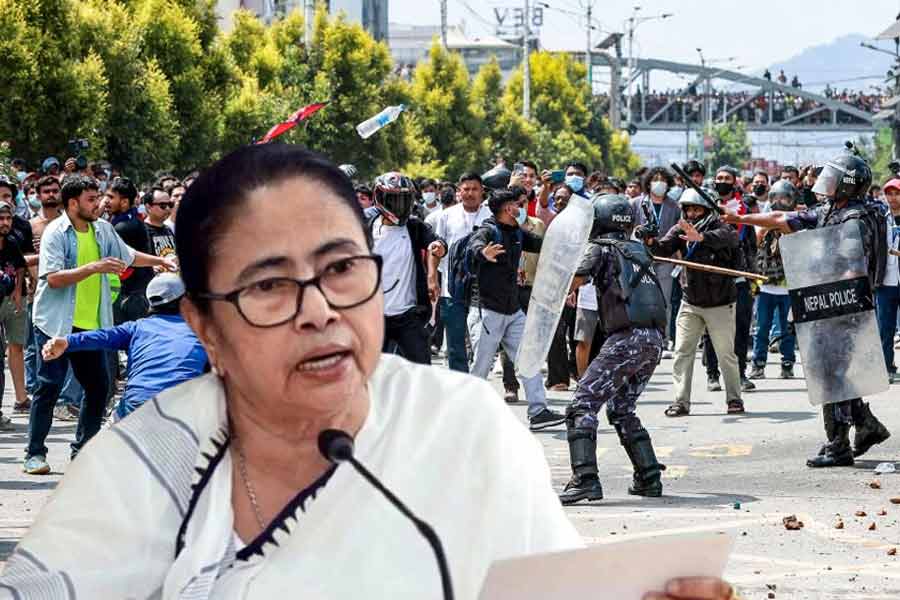 ‘কেউ কেউ ঘোলা জলে মাছ ধরতে নামবে’, ‘সুযোগসন্ধানী’দের কড়া বার্তা মমতার