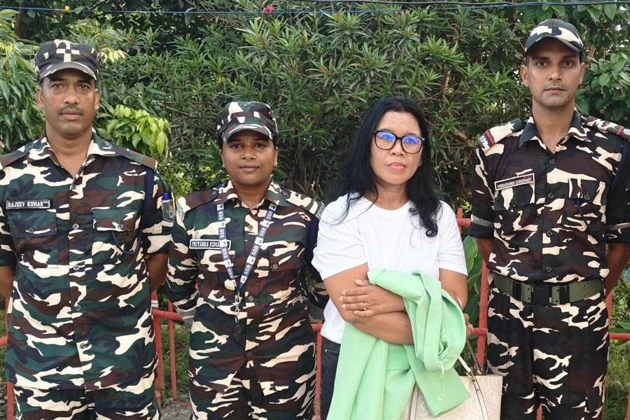 ভারতীয় পরিচয়ে নেপাল যাওয়ার ছক! পানিট্যাঙ্কি থেকে গ্রেপ্তার ইন্দোনেশিয়ার তরুণী, নেপথ্যে কোন ষড়যন্ত্র?