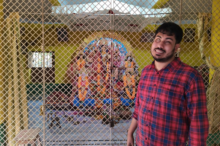 দৃষ্টিহীনের দুর্গাপুজো! স্পর্শেই বচ্ছরকার শারদ পার্বণ