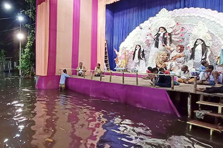 পুজো ও বৃষ্টি, ‘বর্ষাসুরে’র ভয়ে কাঁটা পুজো কমিটিগুলি