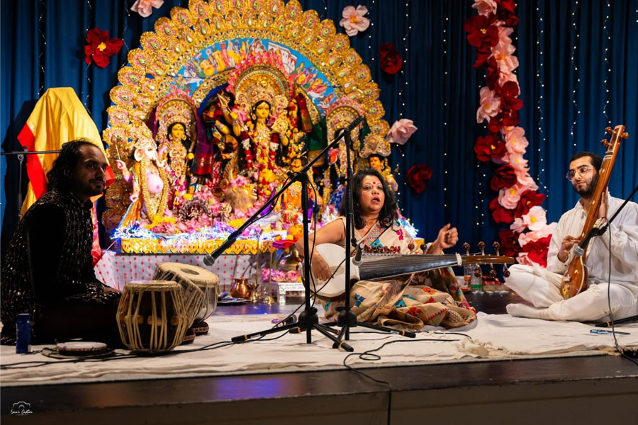 ঢাকের বাদ্যি থেকে ভোগের সুগন্ধ, নরওয়ের দুর্গোৎসব যেন বাঙালির মিলনমেলা