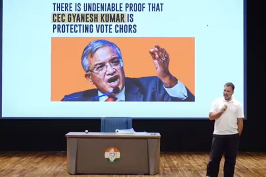 ‘গণতন্ত্রের হত্যাকারী’দের সুরক্ষা দিচ্ছেন নির্বাচন কমিশনার, ‘ভোটচুরি’ নিয়ে বিস্ফোরক রাহুল