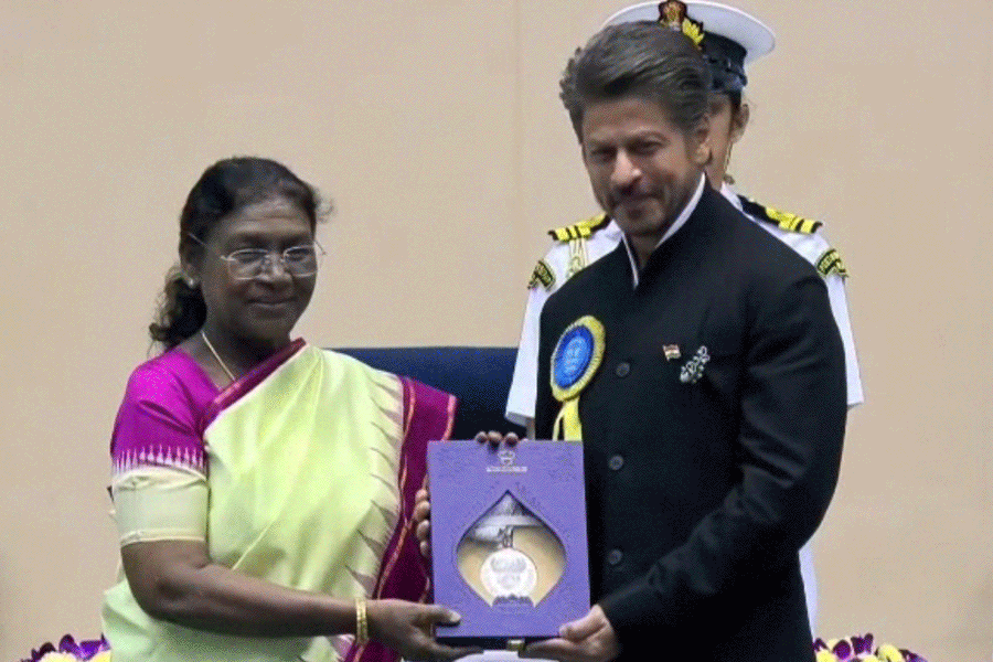 প্রথমবার জাতীয় পুরস্কার হাতে শাহরুখ-বিক্রান্ত, সেরা অভিনেত্রীর মুকুট পরলেন রানি