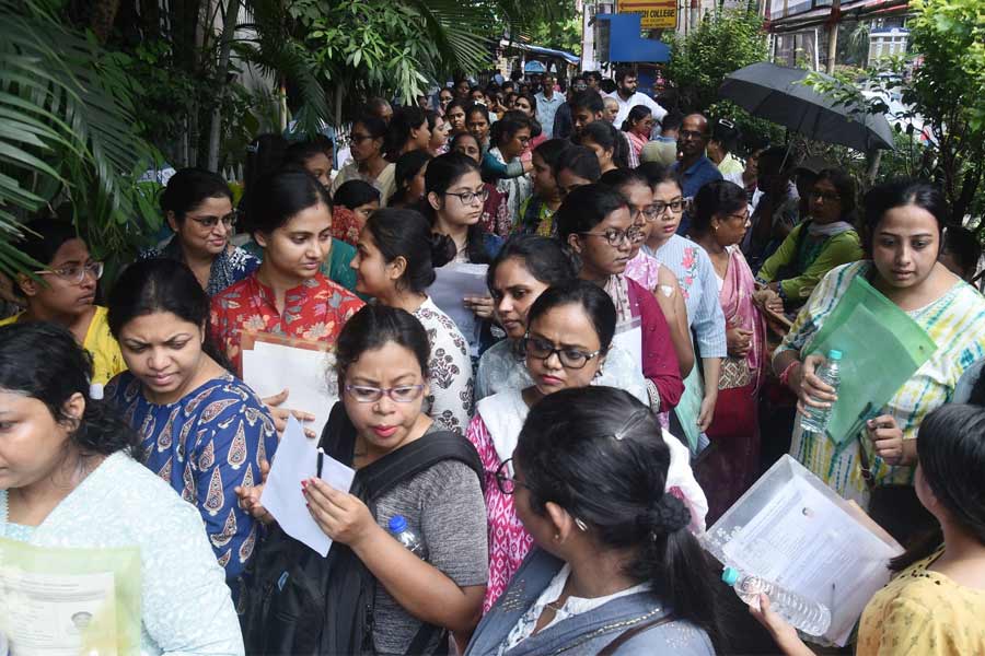 একাদশ-দ্বাদশের ইন্টারভিউ তালিকা প্রকাশ, বাদ ‘যোগ্য’দের একাংশ, ভরসা রাখার বার্তা ব্রাত্যর