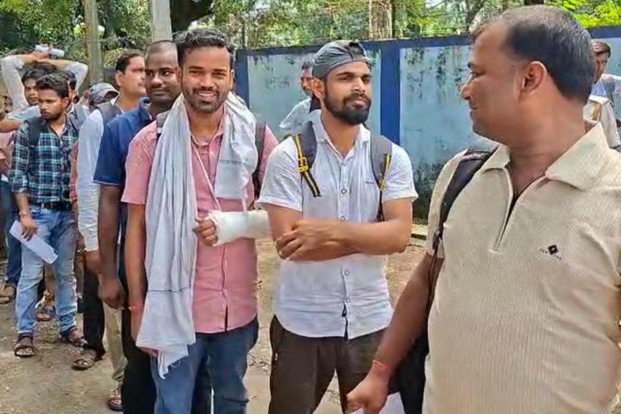 নেই চাকরি, হয় না পরীক্ষাও! বাংলায় SSC দিতে বিজেপিশাসিত রাজ্যের পরীক্ষার্থীরা