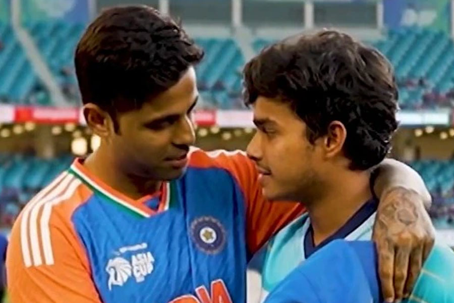 পিতৃহারা ওয়েলালাগের কাঁধে হাত রেখে সান্ত্বনা, সূর্যর ‘স্পোর্টসম্যান স্পিরিটে’র প্রশংসায় নেটিজেনরা
