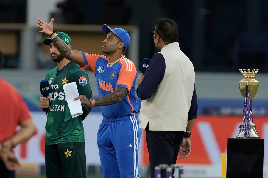 মাঠে মারা গেল বয়কট নাটক, ক্ষোভে সূর্যকুমারকে নিশানা পাকিস্তানিদের!