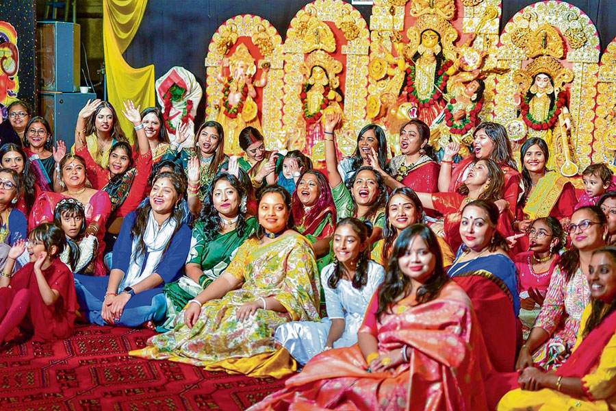যুদ্ধবিধ্বস্ত বিশ্বে শুভশক্তির জয়গাথা! বিভাজন ভোলাতে ‘শান্তিরূপেণ সংস্থিতা’ সাজ সুইডেনের দুর্গার