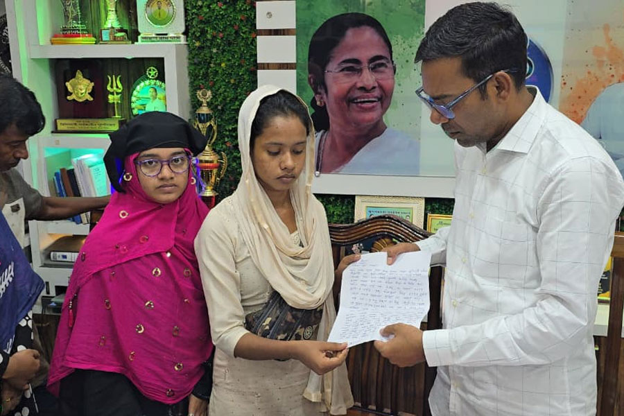 ক্যানিংয়ে ‘গণপিটুনি’তে মৃতের পরিবারকে আর্থিক সাহায্য TMC বিধায়কের, পাশে থাকার আশ্বাস নওশাদেরও
