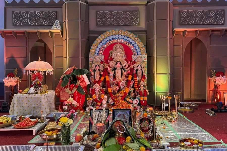 বিদেশভূমে উমার ভিতরে খুঁজে ফেরা মায়ের মুখ! টরন্টোর দুর্গাপুজো যেন ঘরে ফেরার গান 
