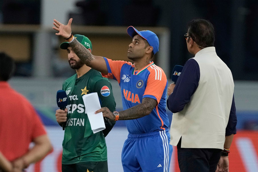 এশিয়া কাপে সুপার ফোরের লড়াইয়ে টসে হার ভারতের, প্রথমে ব্যাট করার সিদ্ধান্ত পাকিস্তানের
