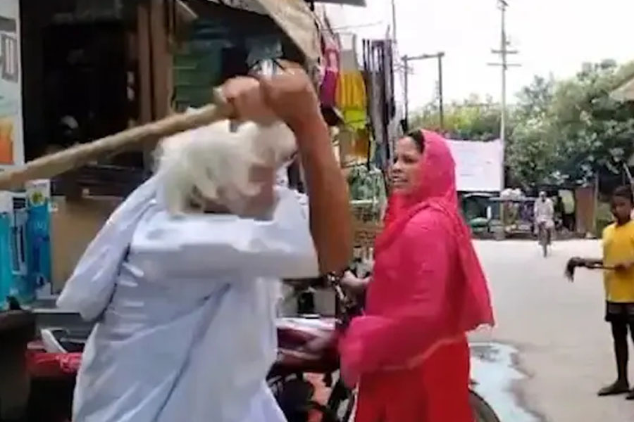 স্নানের দৃশ্য ক্যামেরাবন্দি, প্রতিবাদে জুটল মার! যোগীরাজ্যে নিগৃহীত বিজেপি সাংসদের বোন