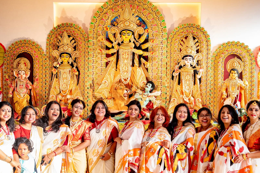 নারী-পুরুষ উভয়ের পৌরোহিত্যে পূজিত হন দেবী, পঞ্চম বর্ষে বেলজিয়ামের এই পুজো