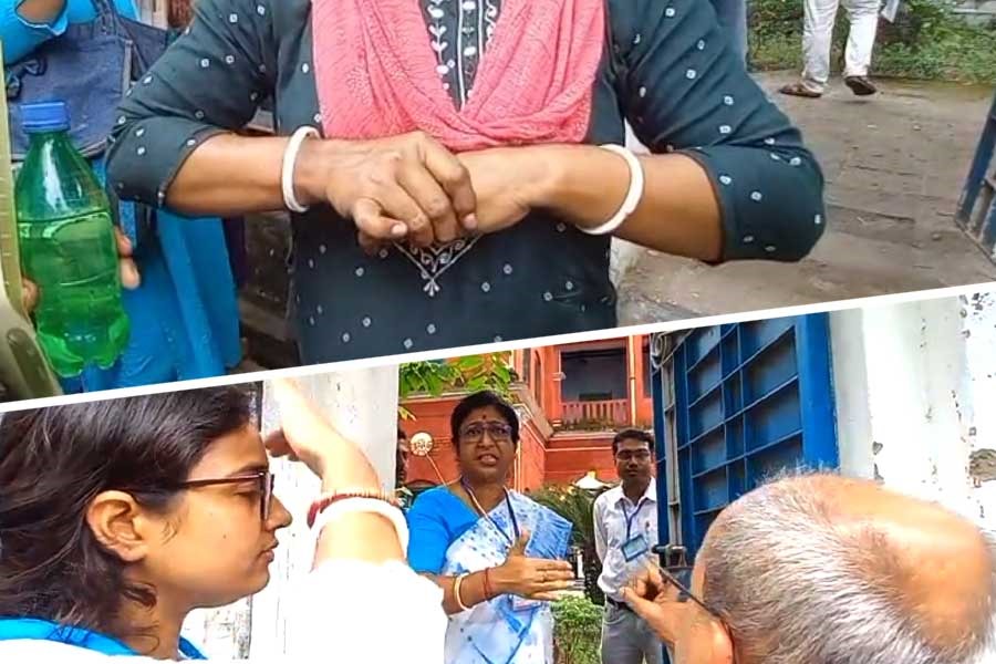হাতের নোয়া খুলব না, কালনার পরীক্ষাকেন্দ্রে দাবি সদ্য বিবাহিতা পরীক্ষার্থীর